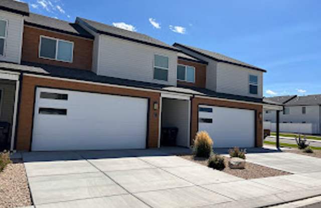 Looks Almost Brand New Townhome! Gallery 1