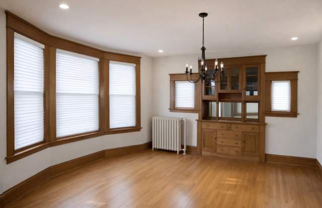 Beautiful 6-7 bedroom SFH- Fenced Yard- Garage- Hamline Midway quiet neighborhood for June 1 move in! Gallery 4