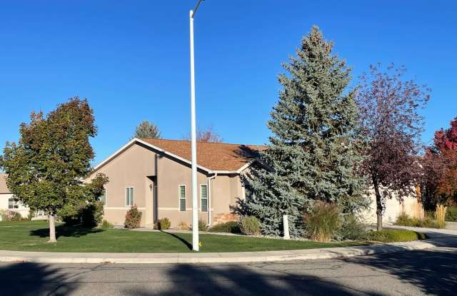 255 Crossroads Circle - 255 Crossroads Circle, Montrose, CO 81401