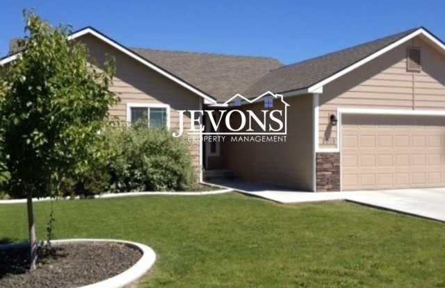 Inviting 3-bedroom single-family home with 2-car garage – Minutes from Yakima Valley College photos photos