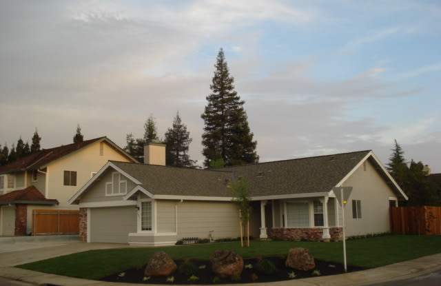 NICE SINGLE STORTY HOME IN WEST ROSEVILLE! photos photos