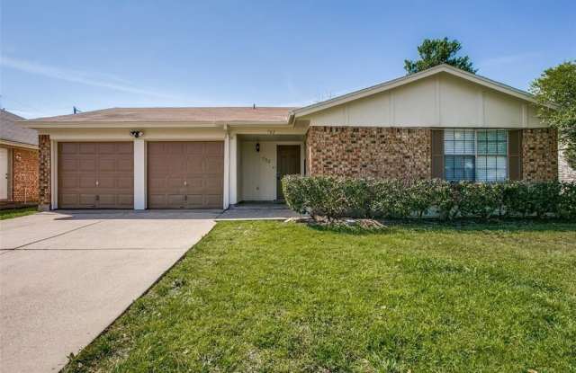 702 W Lynn Creek Drive - 702 West Lynn Creek Drive, Arlington, TX 76001