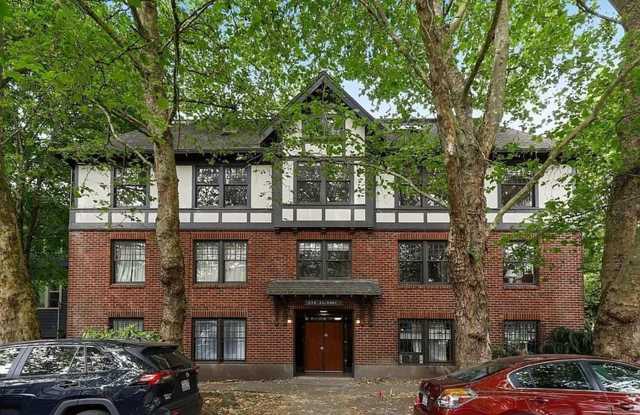 Charming North Capitol Hill Vintage Condo – Modern Comforts  Ideal Location - 535 20th Avenue East, Seattle, WA 98112