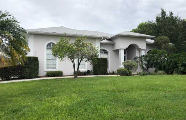 LakeFront Home with Dock in Haines City. Lawncare Included photos photos