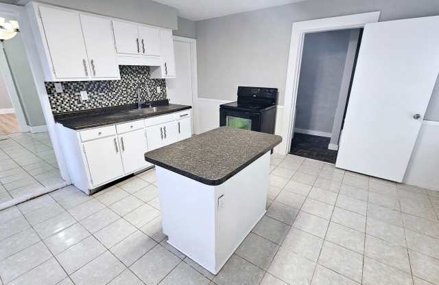 Welcome to this charming 3-bedroom  2 Bathroom house in Mansfield, OH!! (NO METRO) Gallery 4