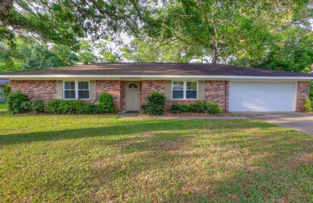 2 BD/ 2 BTH home is located in the highly sought-after Paddock Estates! photos photos
