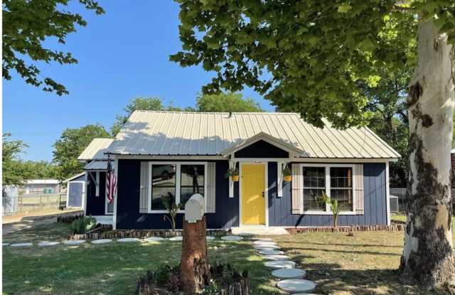 Adorably updated 4 bedroom, 2 bathroom home Gallery 3