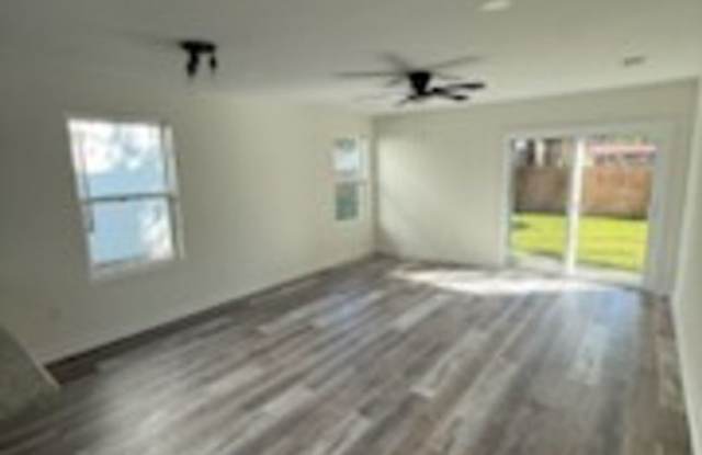 3-Bedroom, 2.5 Bath Single Family for Rent in Jacksonville, FL | Attached Garage & Modern Kitchen Gallery 4