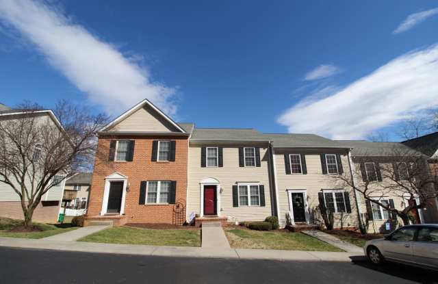 3 story townhome with fenced in yard for rent in Taylor Springs photos photos