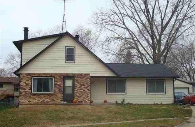 2 BEDROOM DUPLEX W/ SHARED GARAGE *INCOME RESTRICTIONS APPLY* - 1233 Esther Court, Iowa City, IA 52240