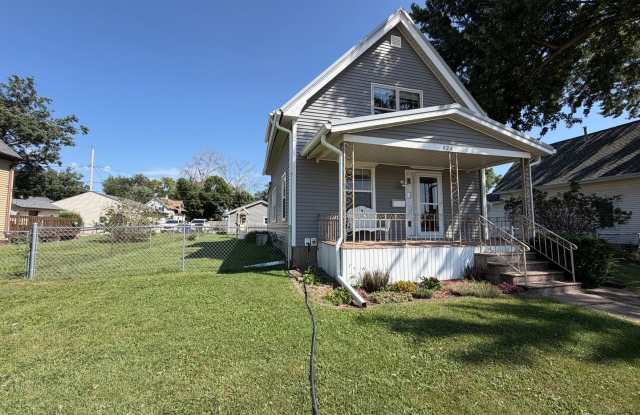 $1,900 | 3 Bedroom 2 Bath | 2 Car Detached Garage | Large Fenced Backyard Gallery 3