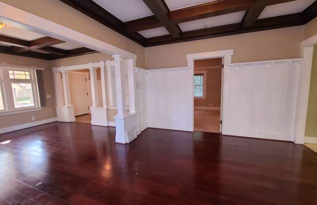 Beautifully remodeled 3bed 2 bath Home in the Rose Garden Area Gallery 4