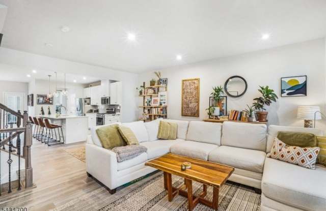 8 Swackhammer Way Gallery 1