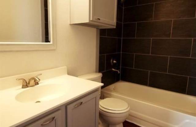 1305 Garden Path Dr Gallery 2