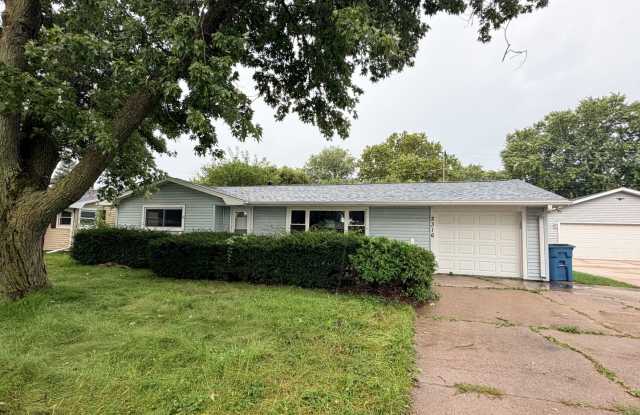 2 Bedroom House  in Silvis Gallery 1