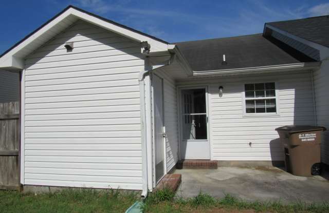 Nice 2 Bedroom Townhome Close to Camp Lejeune! - 108 Live Oak Court, Piney Green, NC 28544