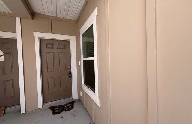 Spacious 2 Bed, 2.5 Bath Townhome with Attached Garage. Move In Ready! Gallery 3