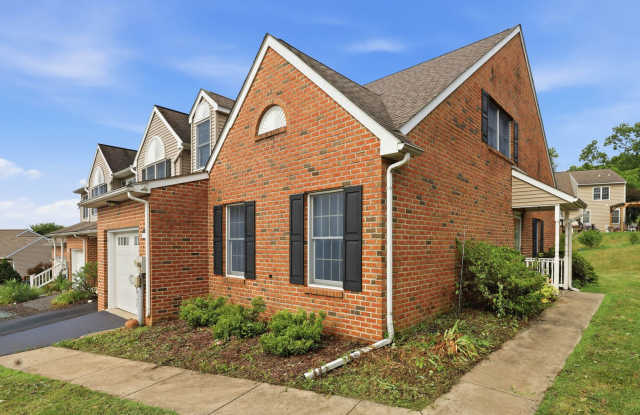 Beautiful 3 BR End Unit Townhouse in Summit Hills! Move-In Special 1/2 Off Deposit! Gallery 3