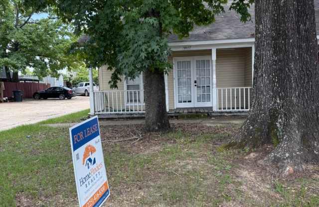 Three Bedroom Townhome off O'Neal Ready to Move-In Gallery 1