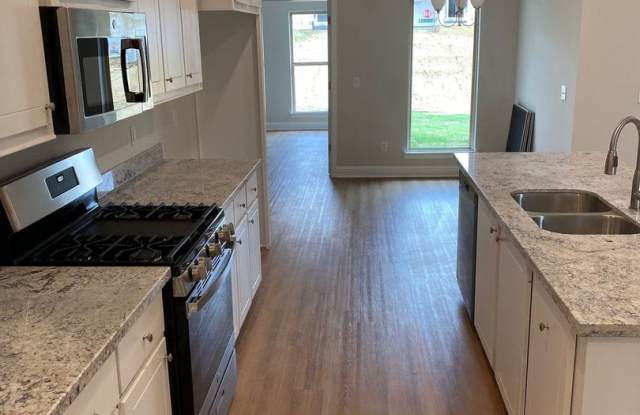 ****JUST REDUCED PLUS ½ OFF 1ST MONTHS RENT**** Gallery 2