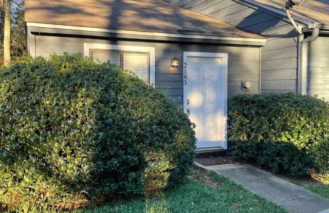 Cozy 1 bedroom townhome Gallery 1