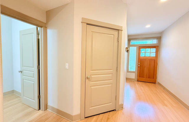 Spacious 3 Bedroom Townhome with Huge Bonus Room! Gallery 4