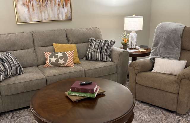 1803 Thomas Ln A Gallery 1