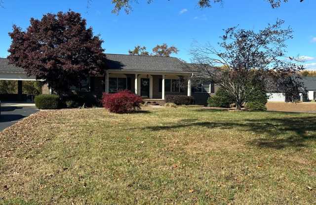 HOME AVALIABLE FOR RENT ON 2 ACRES! **RENT SPECIAL, $500 OFF FIRST FULL MONTH RENT** photos photos