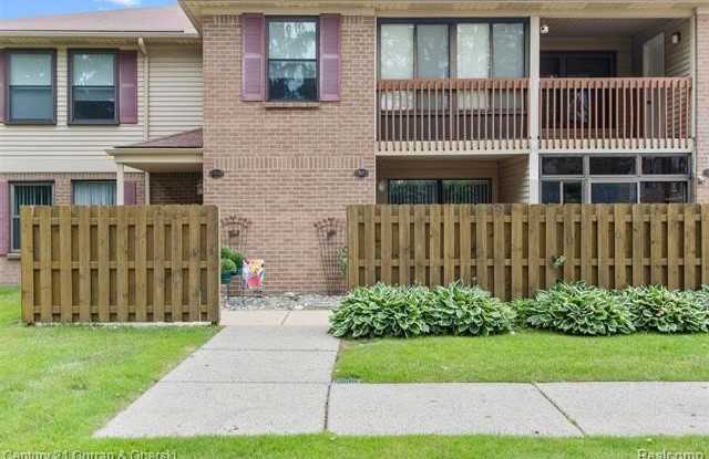 19313 Surrey Ln Gallery 4
