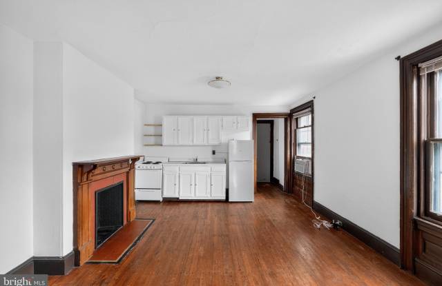 1816 PINE Street Gallery 3