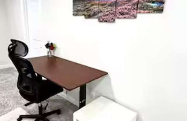 Room in 4 Bedroom Home at Arbor Vista Dr Gallery 3