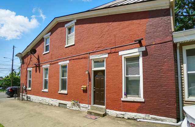 4 Bed/2 Bath on Emming Mins. from UC Campus for Only $785/pp ($3140/mo) w/Garage Parking Gallery 4