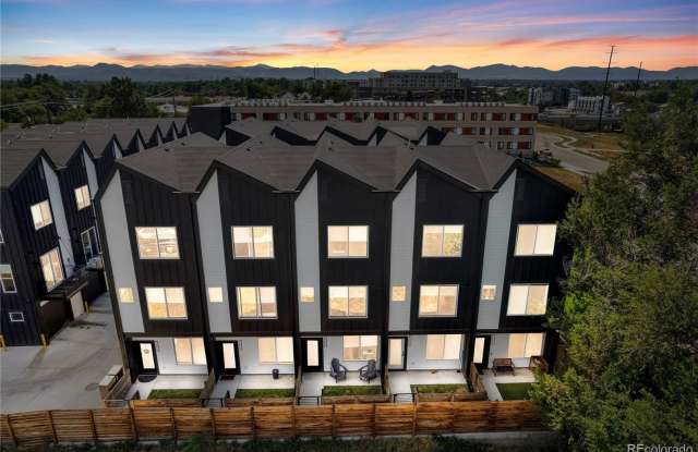 Gorgeous 3 bedroom, 3 bathroom townhome minutes from Sloan's Lake! photos photos
