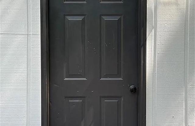 Room in 2 Bedroom Home at Wedgewood Dr Gallery 4