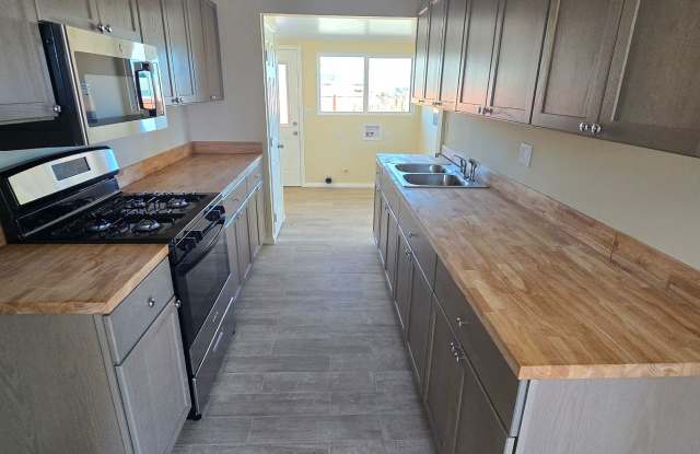 Cozy 2 bed 1 bath in Trona - Housing Choice Voucher Welcome Gallery 4