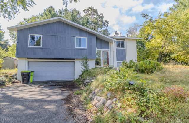 Charming Old Mission Peninsula Home photos photos