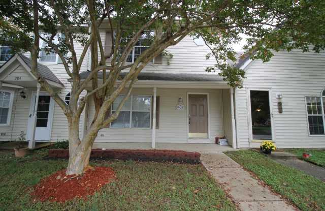 Updated 2 Bed/ 2.5 Bath - 202 Derby Run, York County, VA 23693