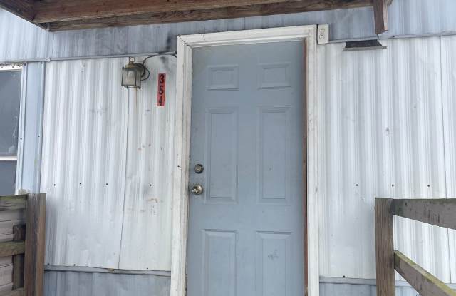 Country living with spacious front and backyard - 3 beds/ 2bath available now Gallery 4
