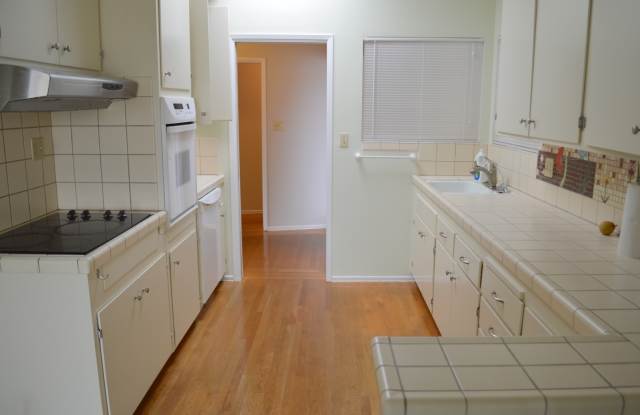 Charming large home near public transportation Gallery 3