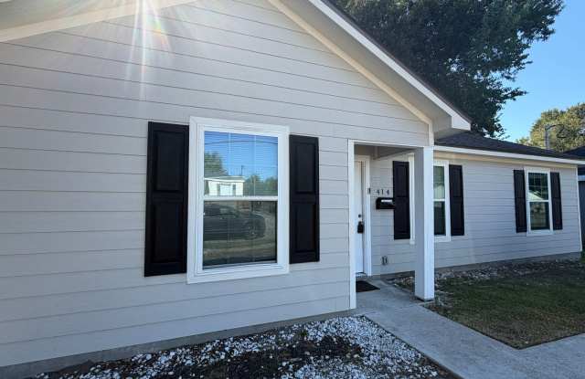 Spacious 3/2 available now! photos photos