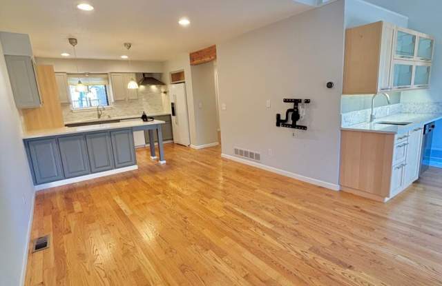 Spacious 3-Bedroom Condo in Prime Golden Location!! Available Now!! photos photos Spacious 3-Bedroom Condo in Prime Golden Location!! Available Now!! photos photos