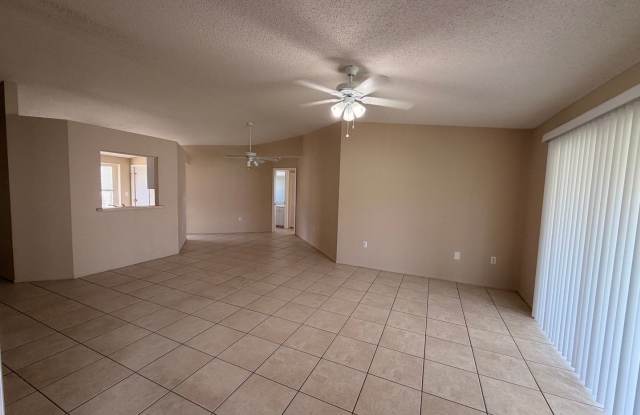 Centrally located 3/2 with 2 car garage Gallery 3
