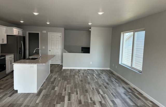 Stunning Modern Home for Rent - 117 Marshall Loop Gallery 4