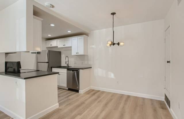 Updated 1BR in Prime DTC Location Gallery 4