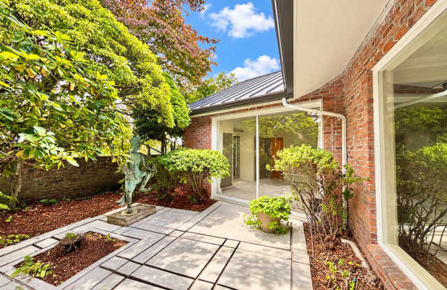 Elegant Windermere Home with Spacious Living, Private Courtyard & Lake Washington Proximity Gallery 4