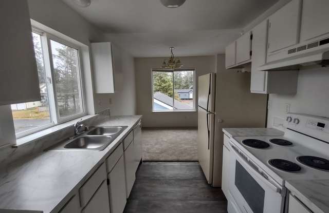 3 BR, 2 BA unit in QUITE 4 plex. Storage & W/D included Gallery 3