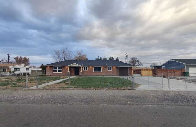 Comfort and Convenience in the Heart of Kennewick - 6504 West Umatilla Avenue, Benton County, WA 99336