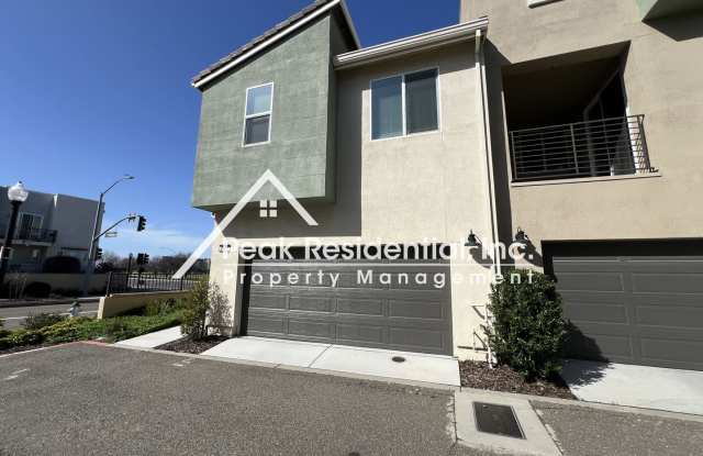 Wonderful 3bd/2.5ba North Natomas Townhouse Gallery 3
