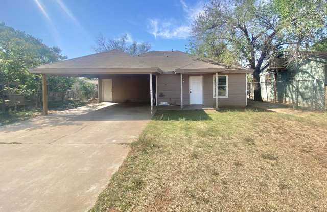 3 bedroom near I-27 now available. photos photos