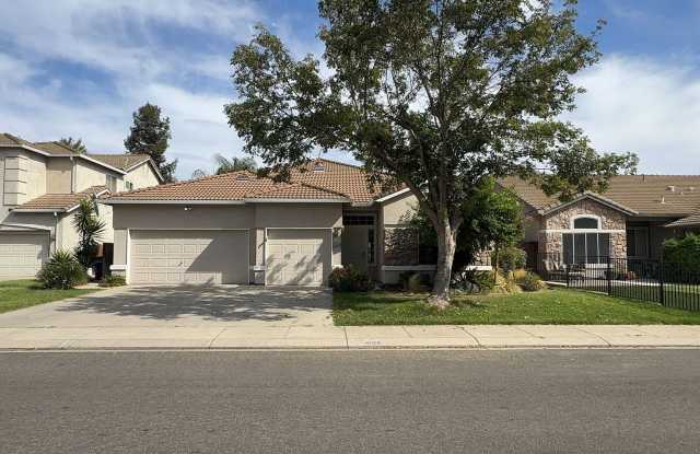 Located on Cul-De-Sac 4 bedroom 3 bedroom Gallery 1